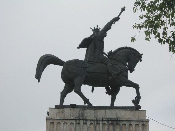 Statuia Ecvestra A Lui Stefan Cel Mare Din Suceava poza