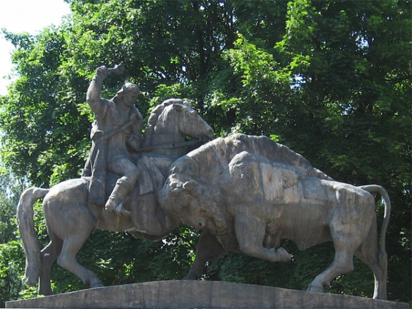 Monumentul Statuar Dragos Voda Si Zimbrul Din Campulung Moldovenesc poza