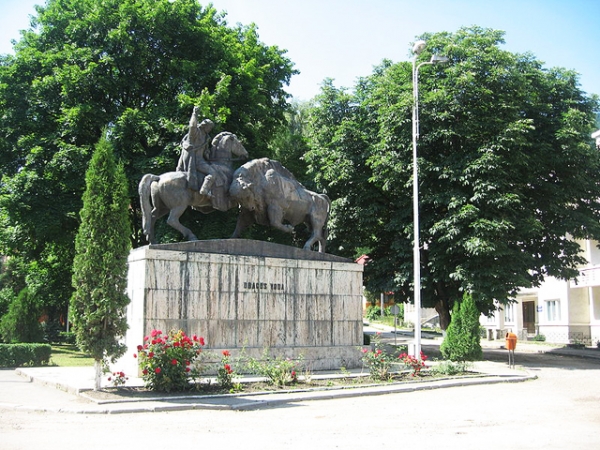 Monumentul Statuar Dragos Voda Si Zimbrul Din Campulung Moldovenesc poza