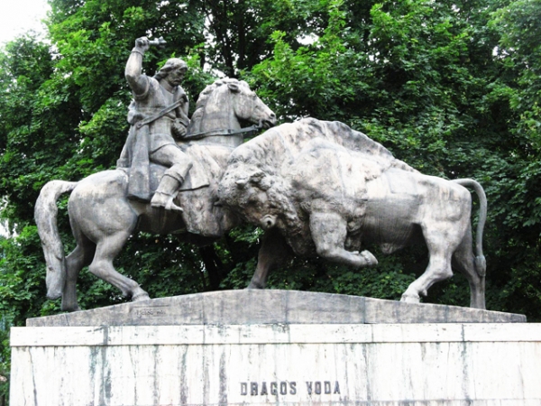 Monumentul Statuar Dragos Voda Si Zimbrul Din Campulung Moldovenesc poza