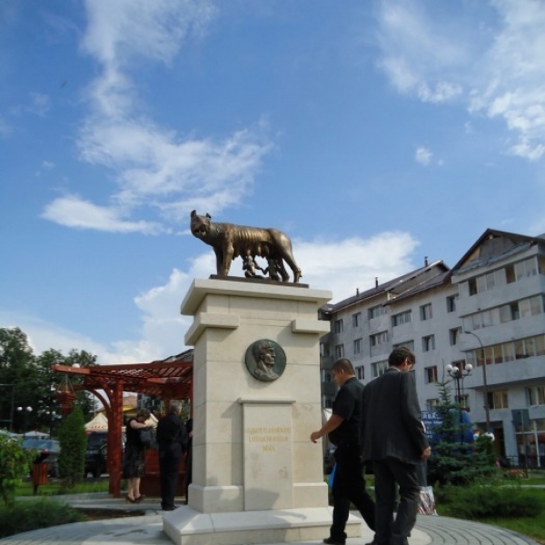Monumentul Lupa Capitolina Din Toplita poza