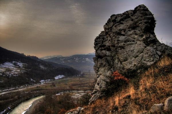 Piatra Corbului De La Budacu De Sus poza