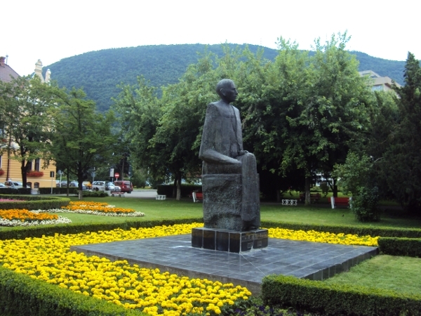 Statuia Lui Nicolae Titulescu Din Brasov poza