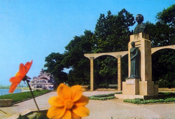 Statuia Lui Mihai Eminescu Din Constanta poza