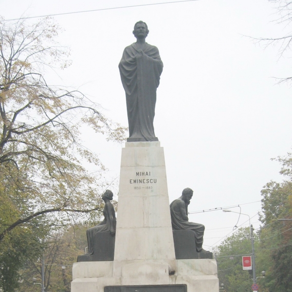 Statuia Lui Mihai Eminescu poza