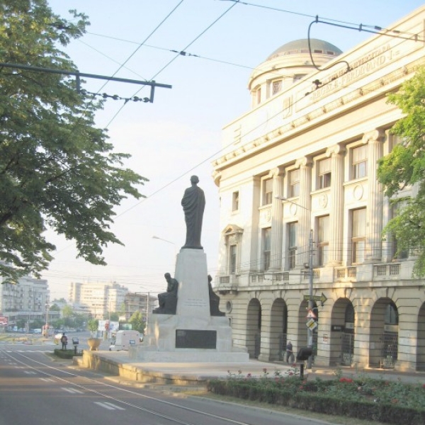 Statuia Lui Mihai Eminescu poza