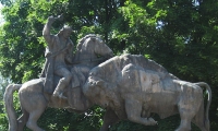 Monumentul Statuar Dragos Voda Si Zimbrul Din Campulung Moldovenesc poza