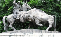 Monumentul Statuar Dragos Voda Si Zimbrul Din Campulung Moldovenesc poza