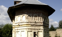 Cetatea-manastire Bradu poza