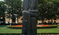 Statuia Lui Nicolae Titulescu Din Brasov poza