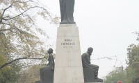 Statuia Lui Mihai Eminescu poza
