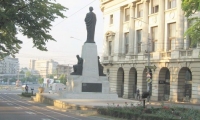 Statuia Lui Mihai Eminescu poza