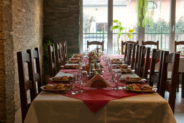 cazare Restaurant Red House poza