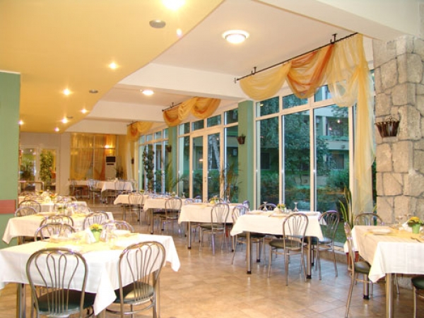 cazare Restaurant Petit Jardin poza