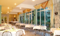 cazare Restaurant Petit Jardin poza
